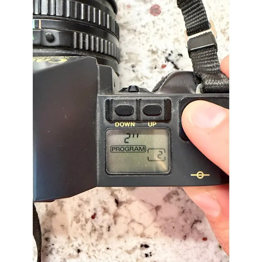 Canon T70 35mm Film Camera w/ FD 35-70mm Zoom Lens + Caps